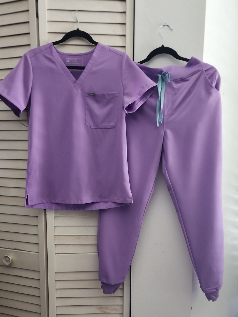 FIGS Women's V-Neck Scrub Set in Lavender
